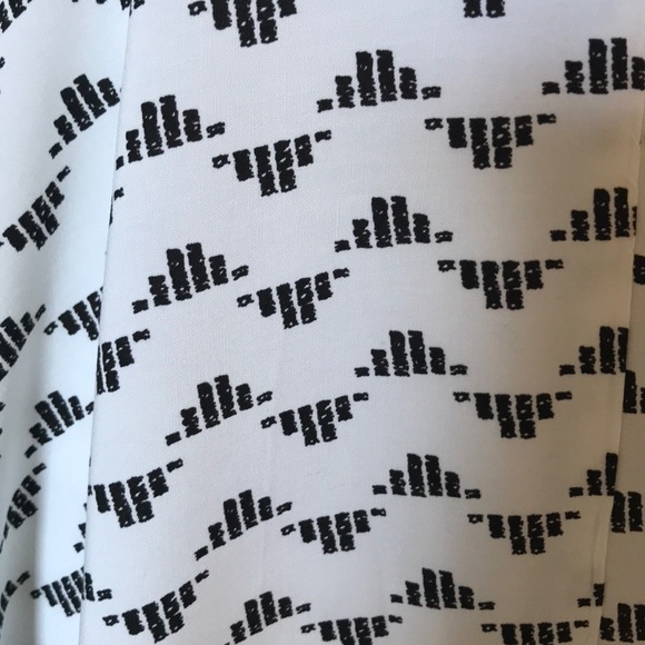 💕NWOT💕 WHITE WITH BLACK PATTERN MIDI SUNDRESS - Picture 6 of 7